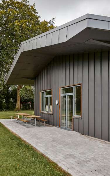 Die Sankt-Birgitta-Schule erhält einen supereleganten „Stahlpavillon“, Privatschule – Østergade 64, 4930 Maribo, Dänemark